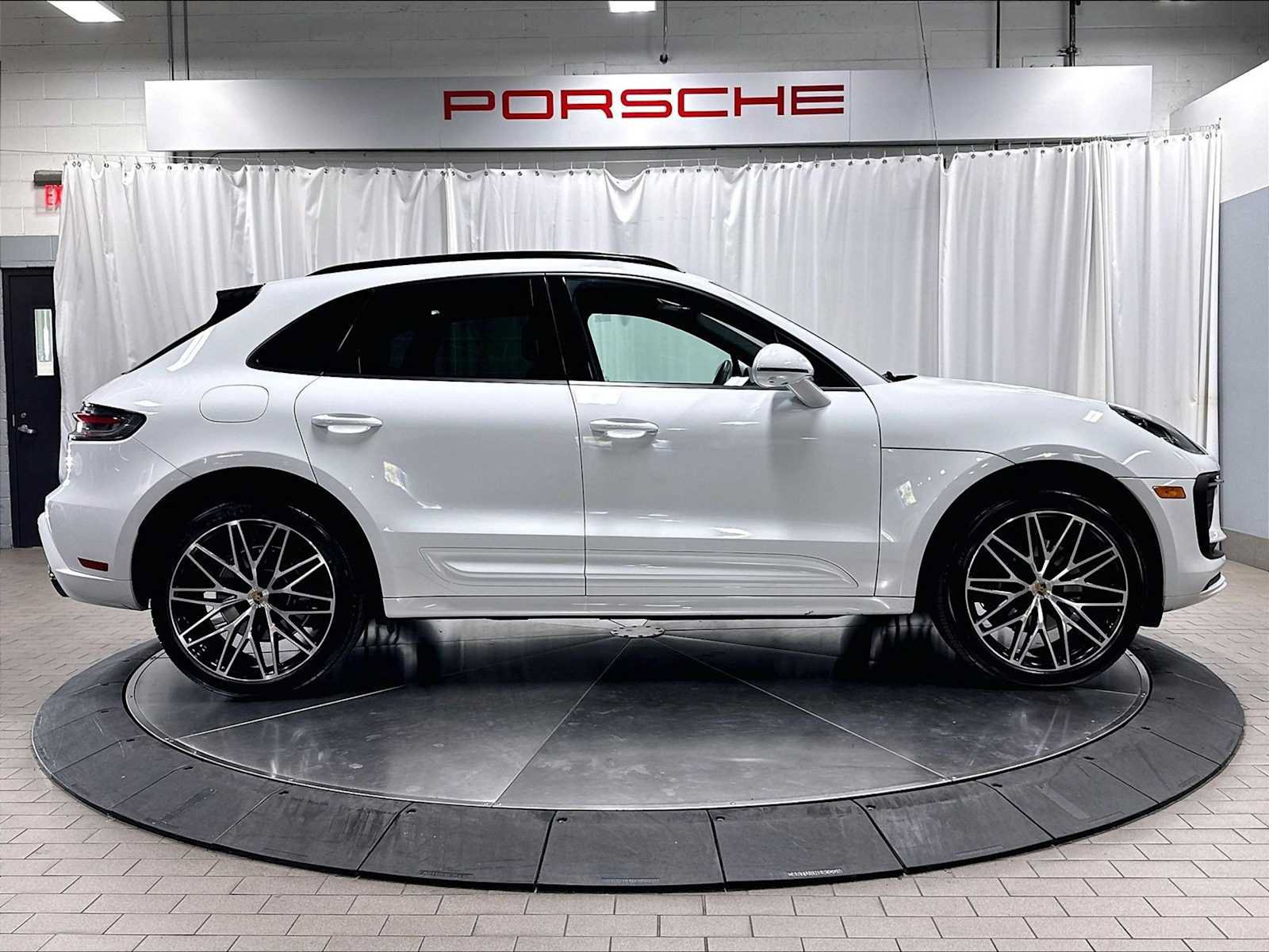 Used 2026 Porsche Macan AWD/4WD image 10
