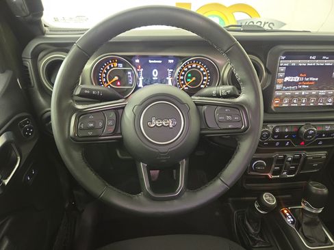 Used 2022 Jeep Gladiator Sport AWD/4WD image 15