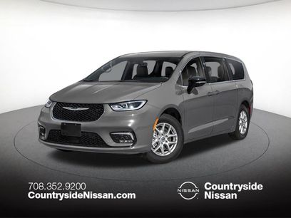 Used 2025 Chrysler Pacifica Select