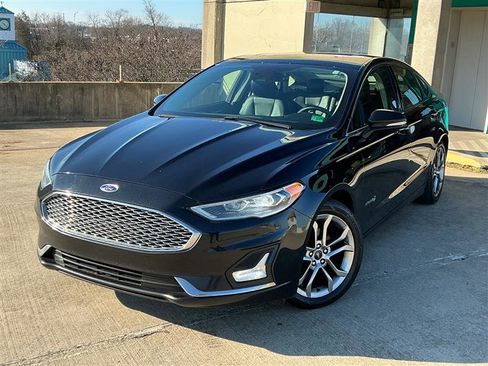 Used 2019 Ford Fusion Titanium image 2