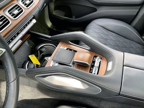 Used 2024 Mercedes-Benz Maybach GLS 600 4MATIC image 17