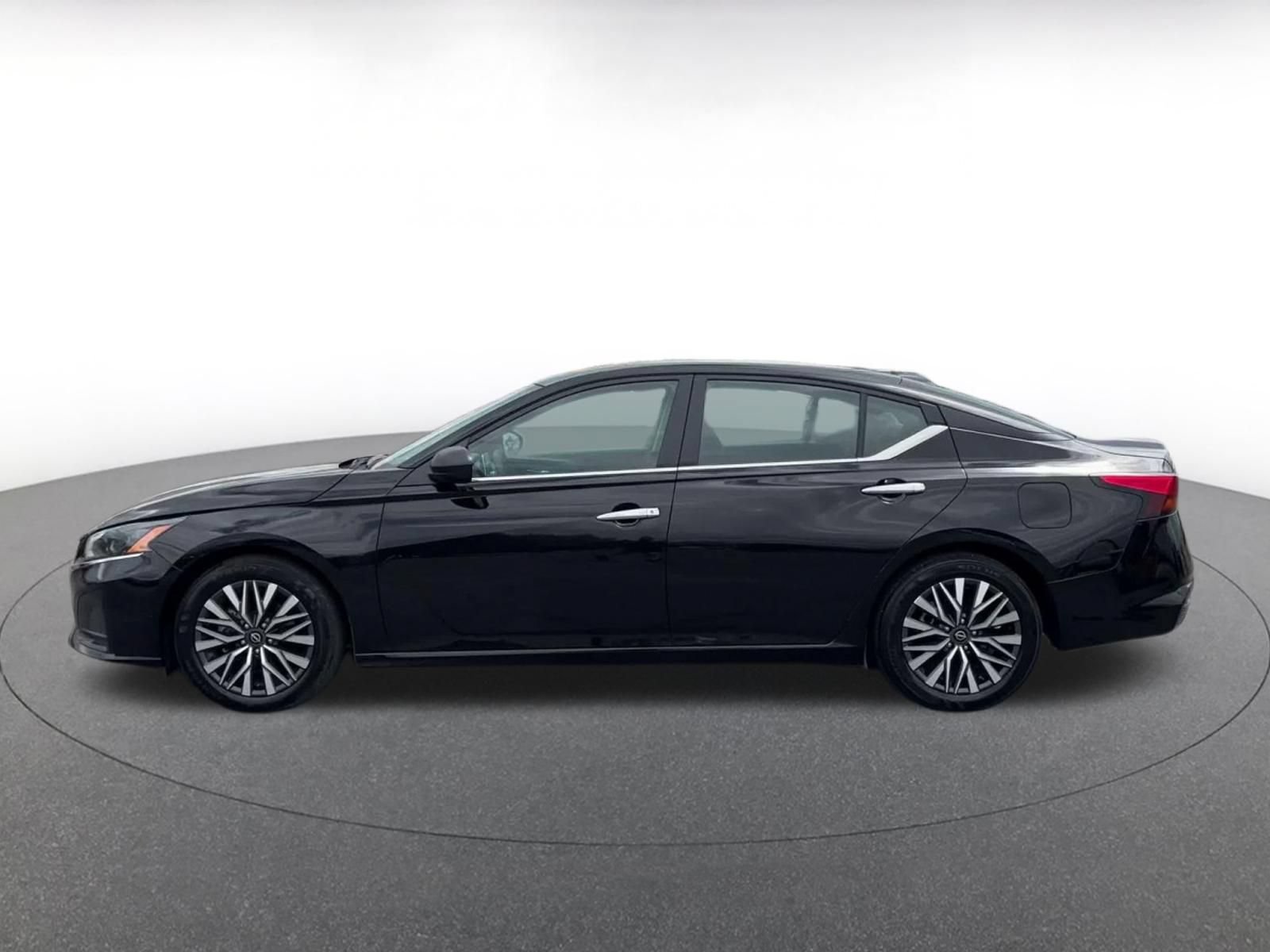 Used 2025 Nissan Altima 2.5 SV FWD image 8