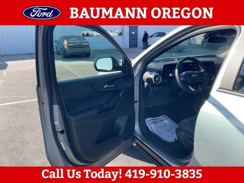 Used 2025 Chevrolet Equinox LT FWD image 2
