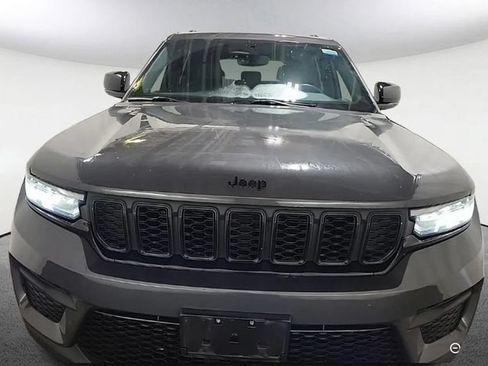 Used 2023 Jeep Grand Cherokee Altitude AWD/4WD image 2