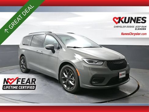 Used 2023 Chrysler Pacifica Touring-L w/ Uconnect Theater Family Group AWD/4WD image 1