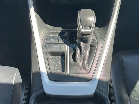 Used 2020 Toyota RAV4 XLE Premium FWD image 28