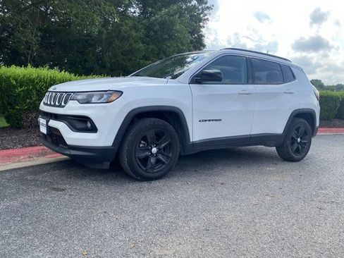 Used 2022 Jeep Compass Latitude FWD image 10