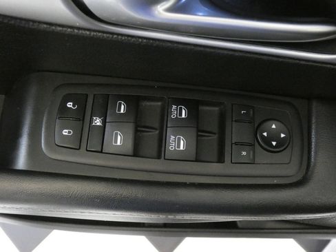Used 2023 Chrysler Pacifica Touring FWD image 20