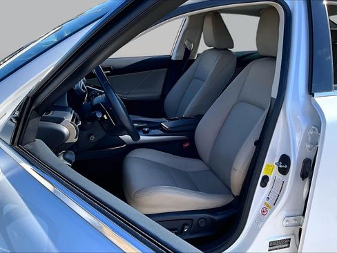 Used 2018 Lexus IS 300 w/ Comfort Package RWD image 7