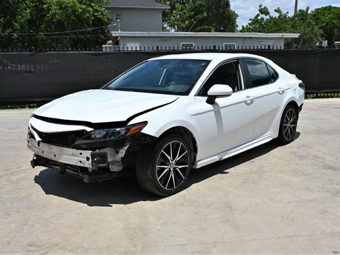 Used 2022 Toyota Camry SE FWD image 1