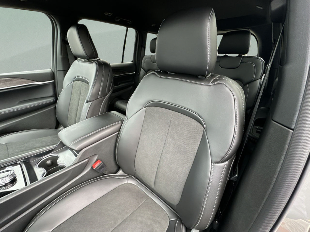 New 2027 Jeep Grand Cherokee Altitude RWD image 22