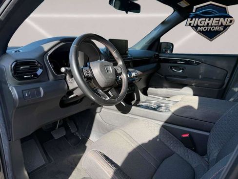 Used 2025 Honda Pilot Sport image 13