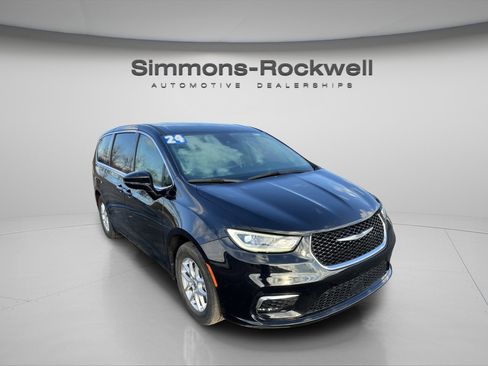 Used 2024 Chrysler Pacifica Touring-L image 3