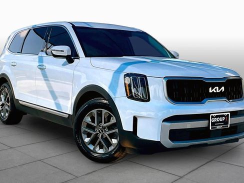 Used 2023 Kia Telluride LX FWD image 3