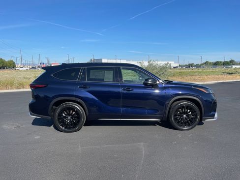 Certified 2025 Toyota Highlander XSE AWD/4WD image 2