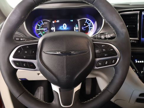Used 2023 Chrysler Pacifica Touring-L image 3