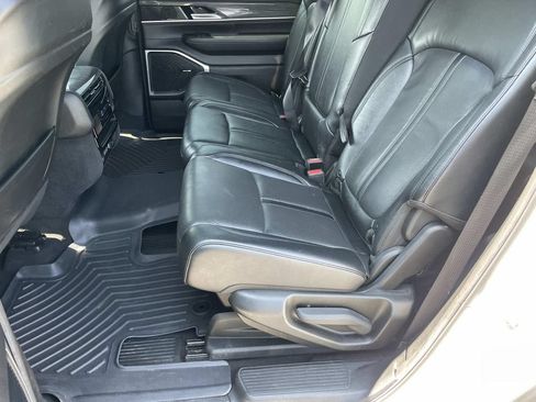 Used 2022 Jeep Wagoneer Series II AWD/4WD image 12