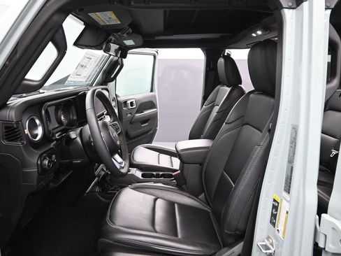 Used 2024 Jeep Wrangler Sahara image 10