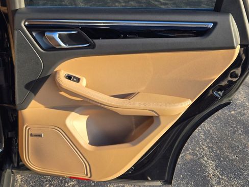 Used 2025 Porsche Macan image 34