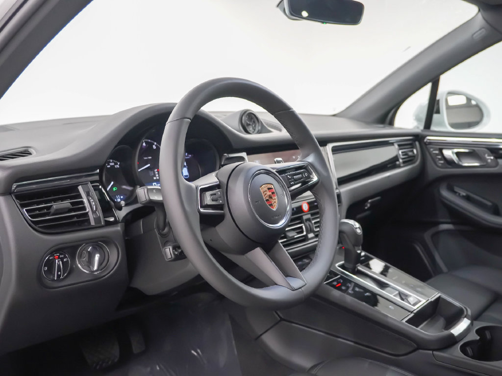 Certified 2026 Porsche Macan AWD/4WD image 4