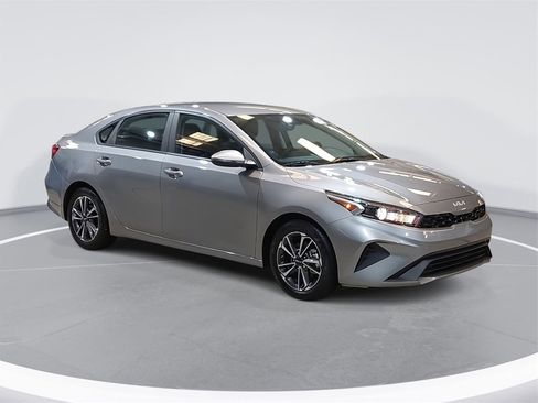 Used 2023 Kia Forte LXS w/ LXS Technology Package image 3