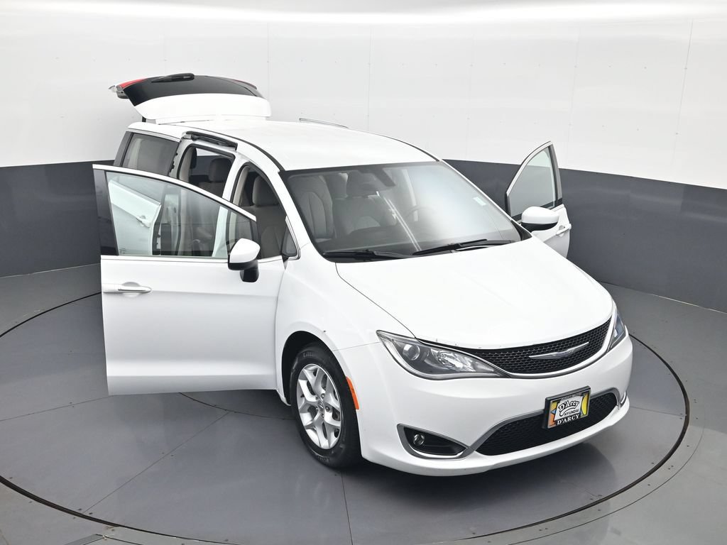 Used 2017 Chrysler Pacifica Touring Plus w/ Tire & Wheel Group FWD image 31