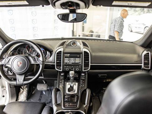 Used 2014 Porsche Cayenne Platinum Edition image 40