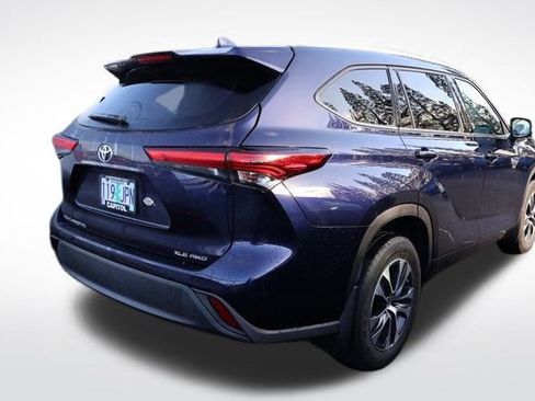 Used 2022 Toyota Highlander XLE image 2