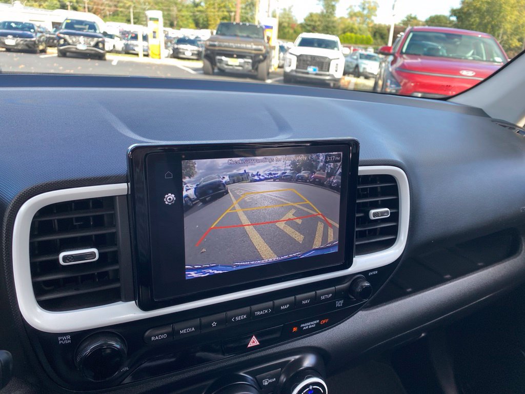 Certified 2024 Hyundai Venue Limited FWD image 12
