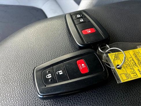 Used 2021 Toyota RAV4 AWD Hybrid image 10