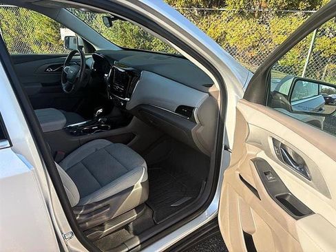 Used 2021 Chevrolet Traverse LT image 35
