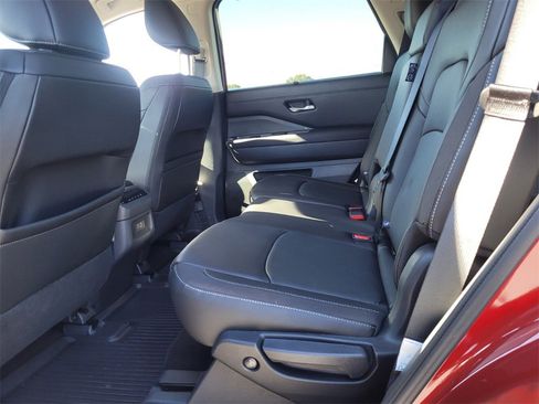 Used 2025 Nissan Pathfinder SL image 5
