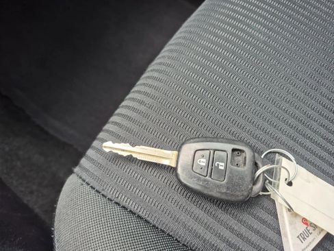 Used 2018 Toyota RAV4 LE FWD image 27