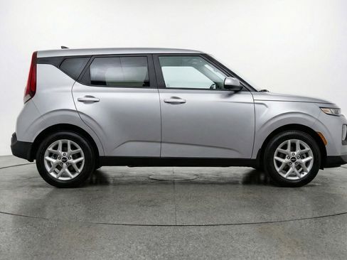 Used 2025 Kia Soul LX w/ LX Technology Package FWD image 11
