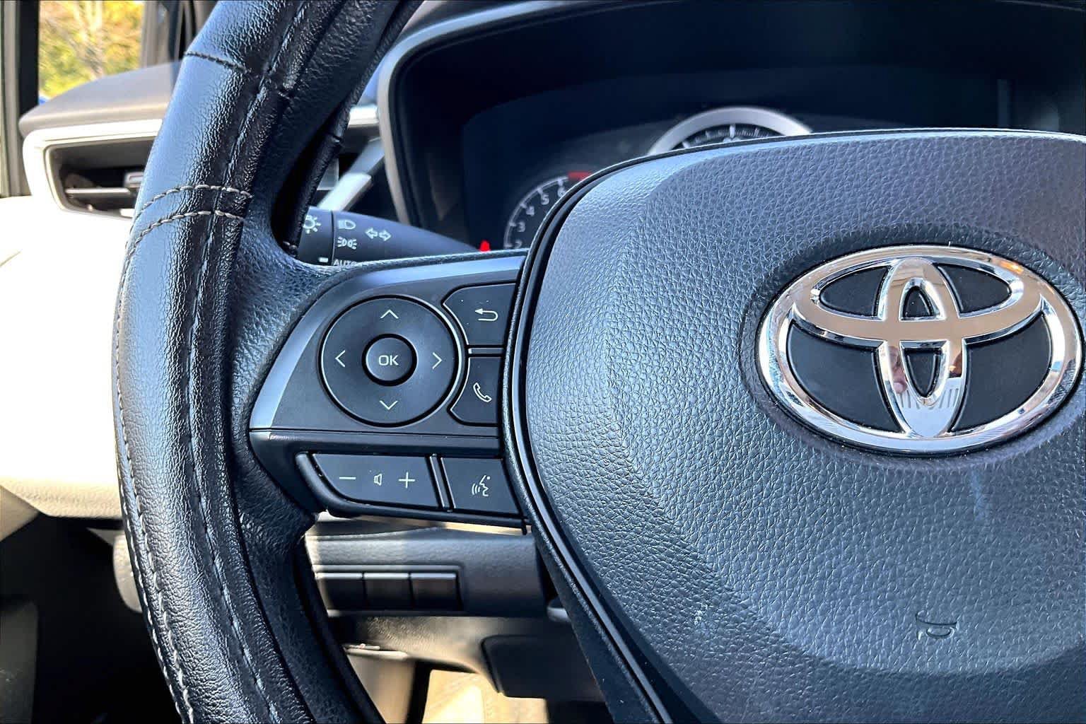 Used 2022 Toyota Corolla LE w/ Carpet Mat Package (TMS) FWD image 23