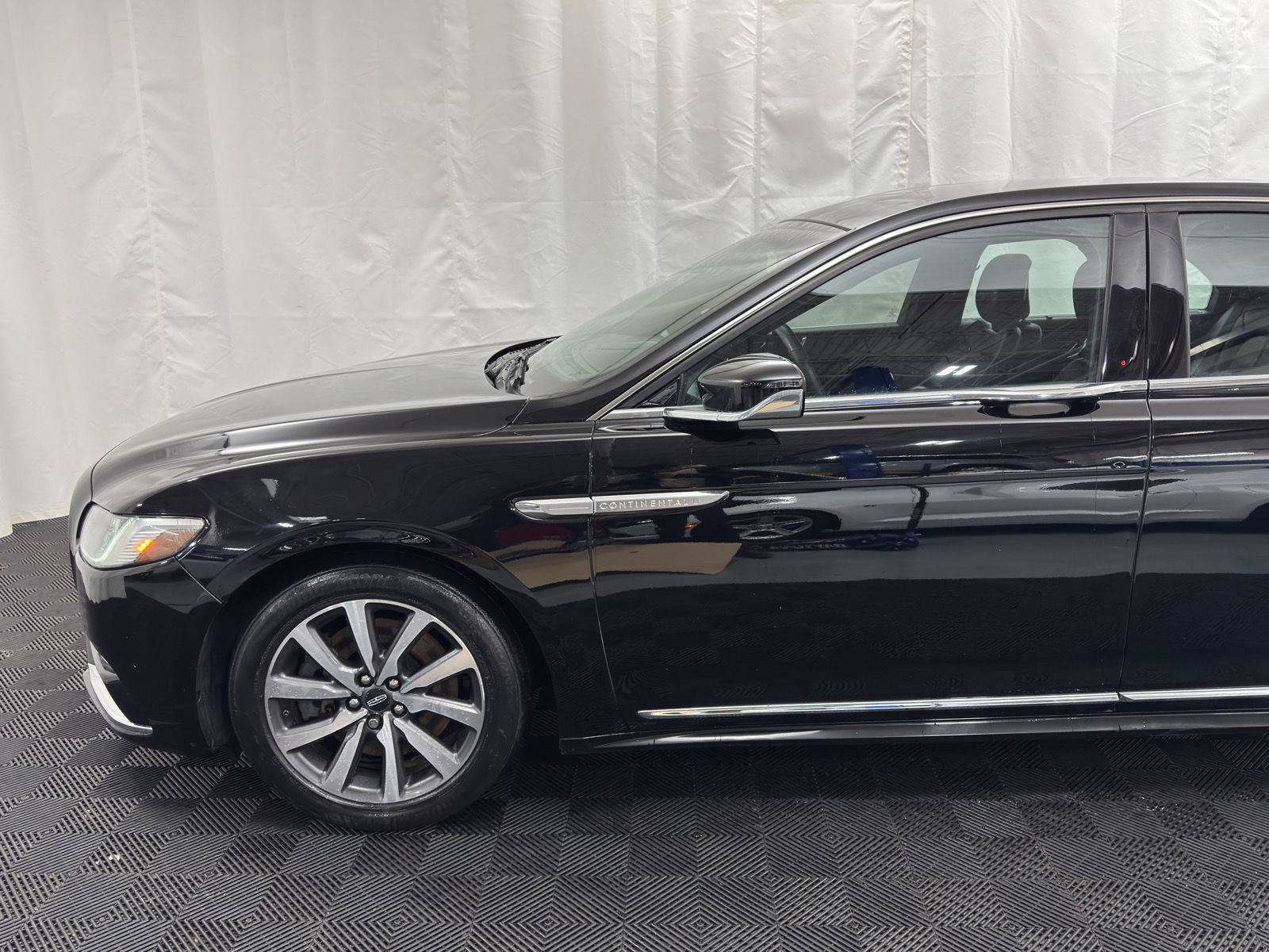 Used 2019 Lincoln Continental AWD image 5