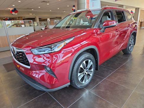 Used 2021 Toyota Highlander XLE AWD/4WD image 6