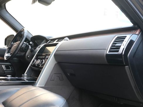 Used 2019 Land Rover Discovery HSE image 32