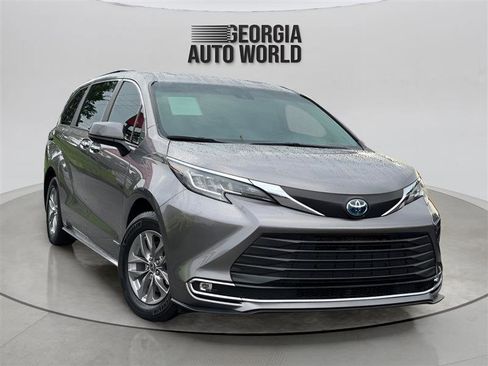 Used 2021 Toyota Sienna XLE FWD image 2