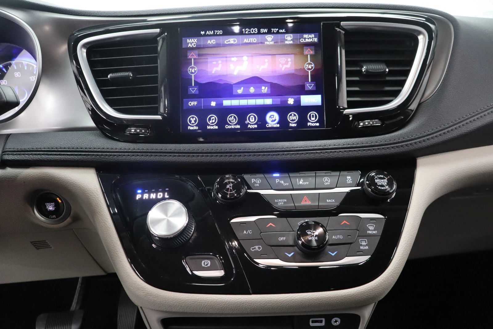 Used 2017 Chrysler Pacifica Limited w/ UConnect Theater Package FWD image 33