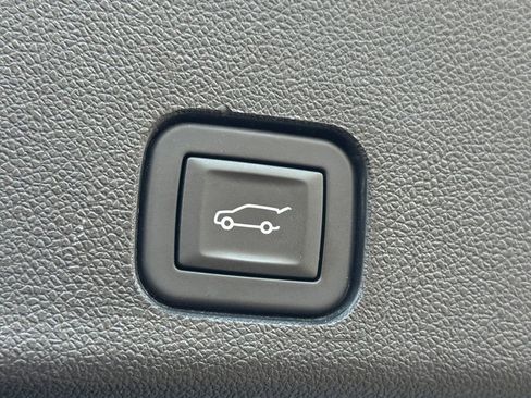 Used 2025 Chevrolet Traverse LT image 31