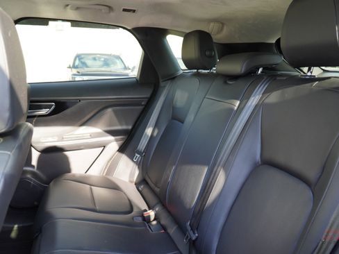 Used 2019 Jaguar F-PACE Premium image 22