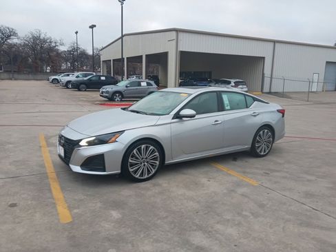 Used 2023 Nissan Altima 2.5 SL image 1