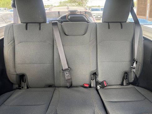 Used 2025 Jeep Wrangler Sahara image 38