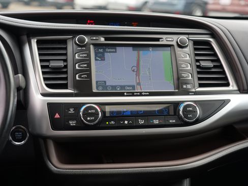Used 2017 Toyota Highlander XLE AWD/4WD image 22