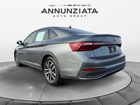 Used 2025 Volkswagen Jetta SE image 3