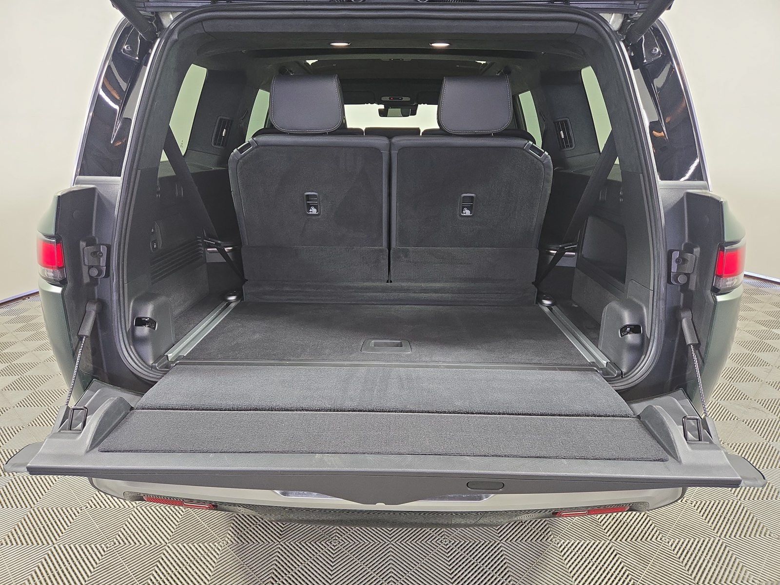 Used 2025 Rivian R1S Adventure Dual AWD/4WD image 15