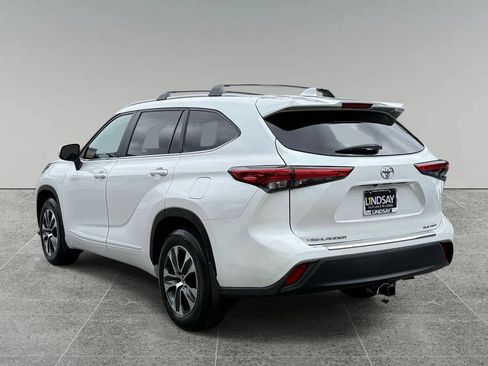 Used 2023 Toyota Highlander XLE AWD/4WD image 12