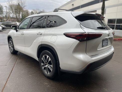 Used 2024 Toyota Highlander AWD image 6