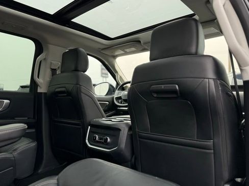 Used 2025 Ford Expedition Platinum image 4